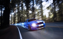 Синее пламя позади Ford Mustang в густом лесу